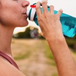 10 Manfaat Minum Air Putih dan Cara Memenuhi Kebutuhan Harian