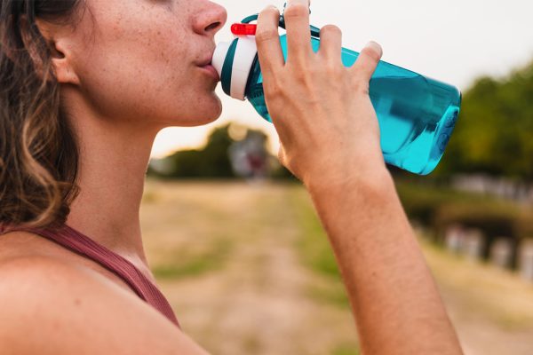 10 Manfaat Minum Air Putih dan Cara Memenuhi Kebutuhan Harian