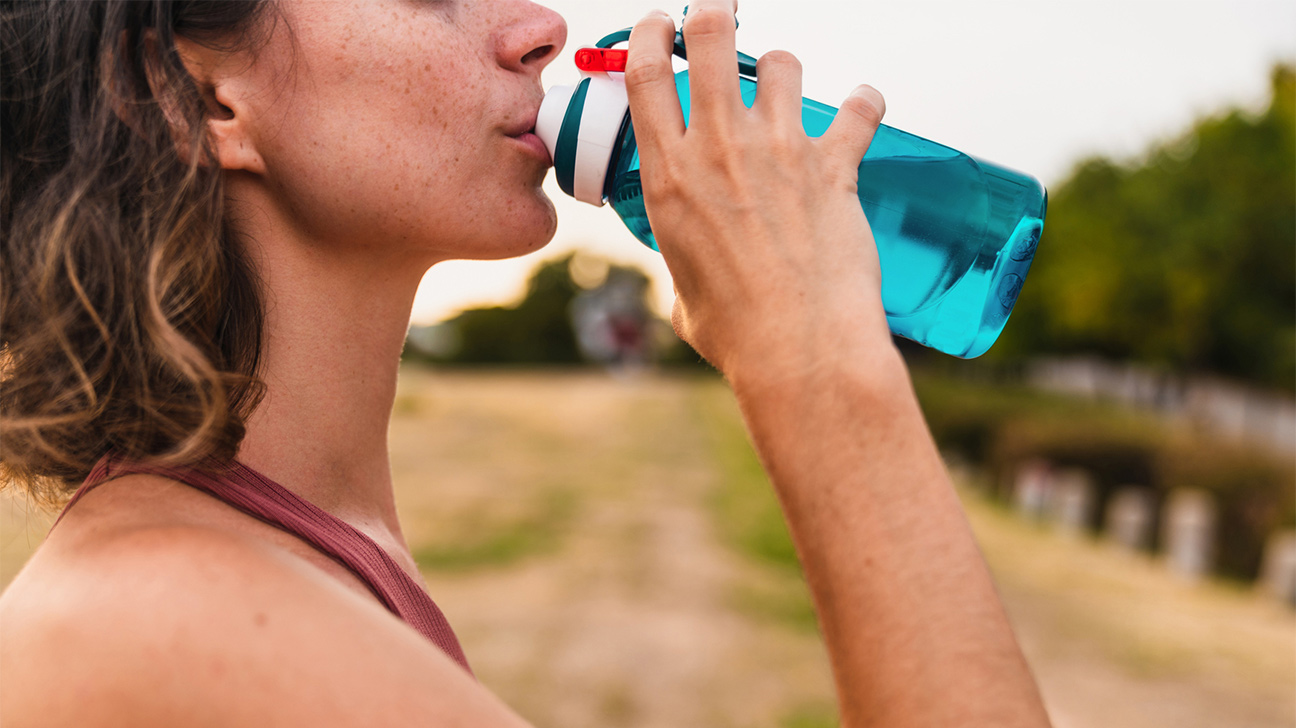 10 Manfaat Minum Air Putih dan Cara Memenuhi Kebutuhan Harian