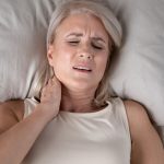 5 Penyebab Leher Sering Terasa Nyeri Waktu Bangun Tidur