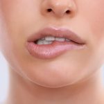 5 Kebiasaan Sehari-hari yang Merusak Kesehatan Bibir