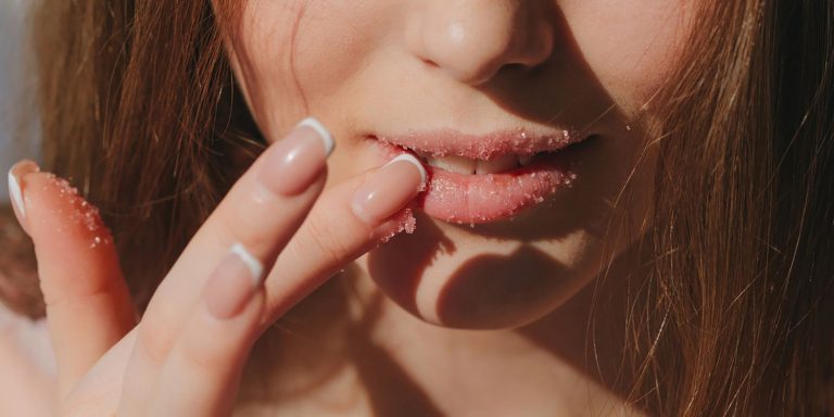 5 Alasan Kenapa Bibir Perlu Eksfoliasi Rutin