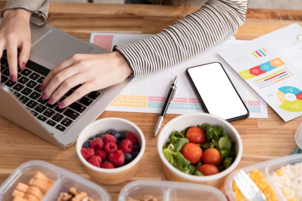 5 Cara Menyiasati Makan Seimbang di Tengah Kesibukan 5 Cara Menyiasati Makan Seimbang di Tengah Kesibukan