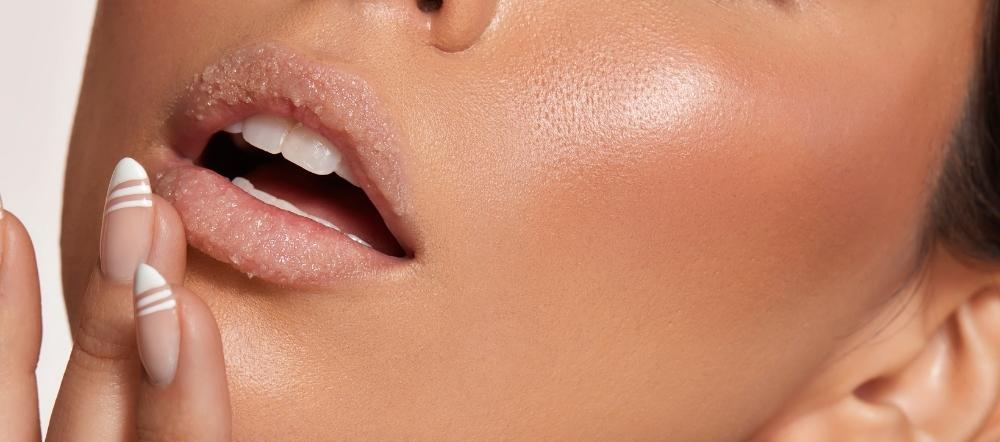 10 Tips Membuat Bibir Tetap Segar Saat Berkegiatan Outdoor